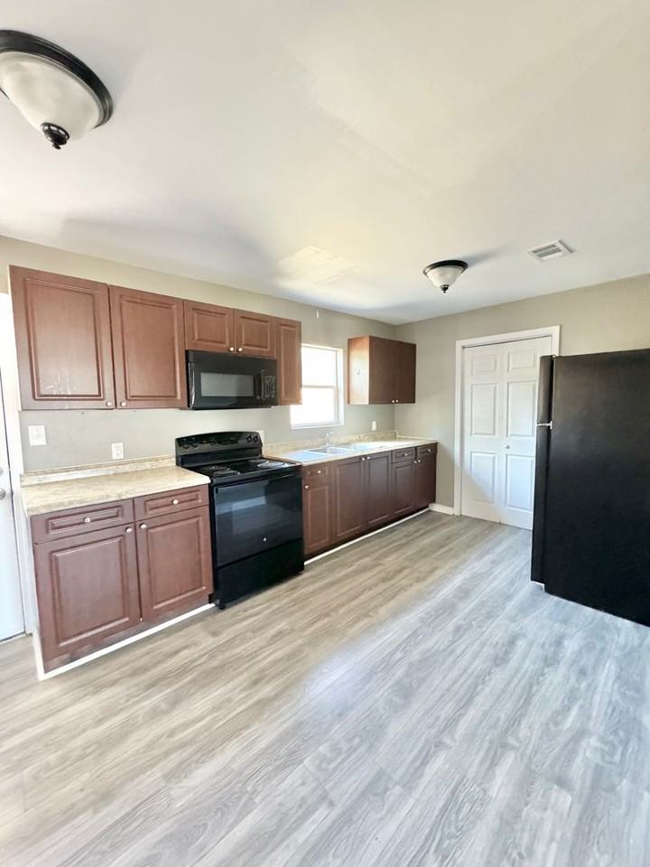 901 Cloud St - Photo 4 of 18