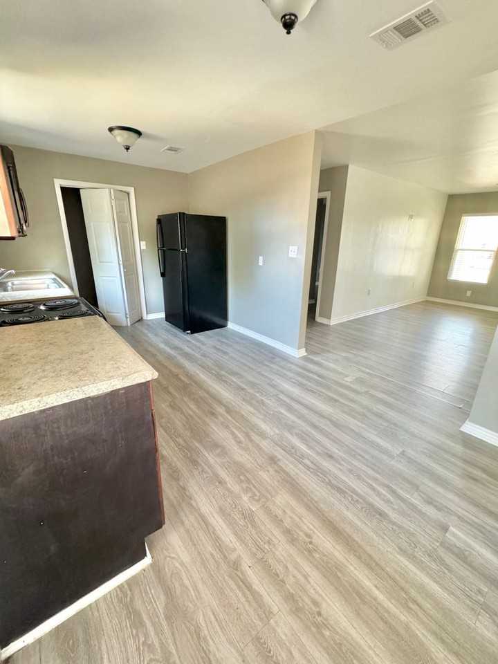 901 Cloud St - Photo 5 of 18