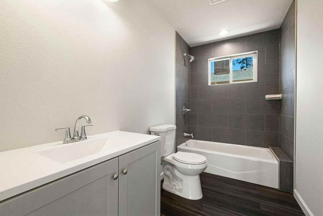 1424 Sleepy Hollow Ln - Photo 3 of 50