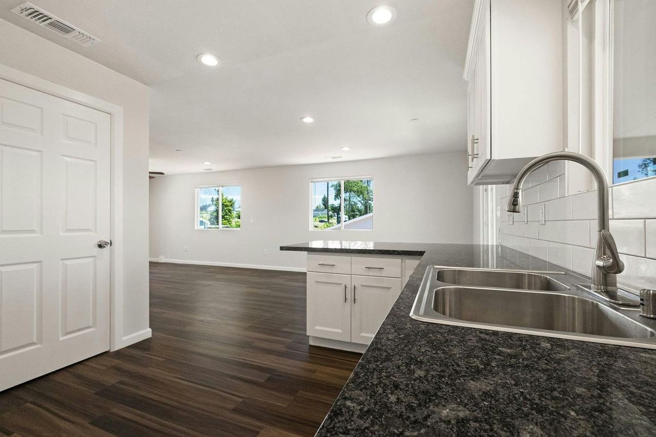 1424 Sleepy Hollow Ln - Photo 6 of 50