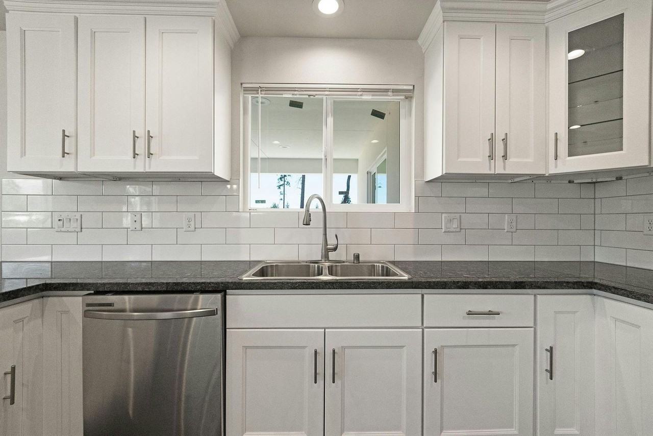 1424 Sleepy Hollow Ln - Photo 7 of 50