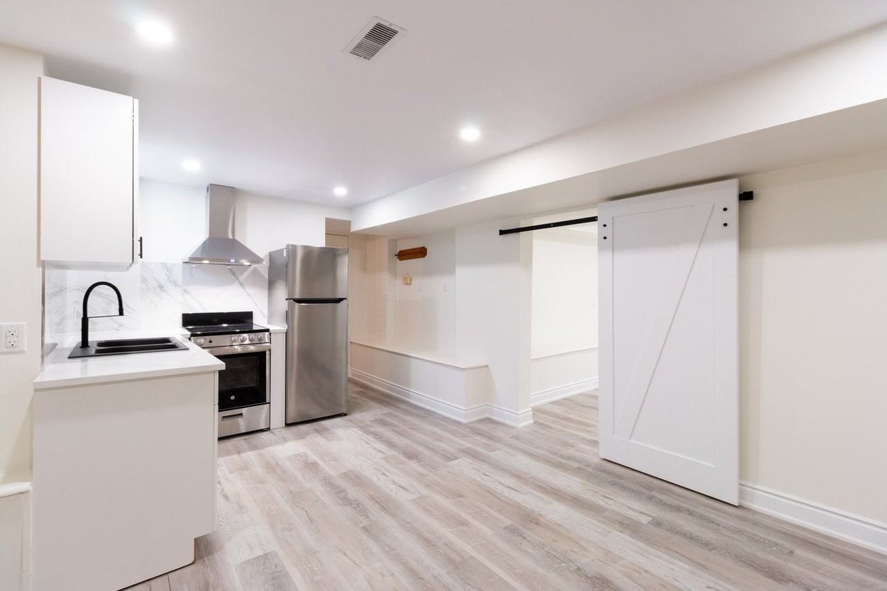 326 Locke St S - Photo 2 of 10