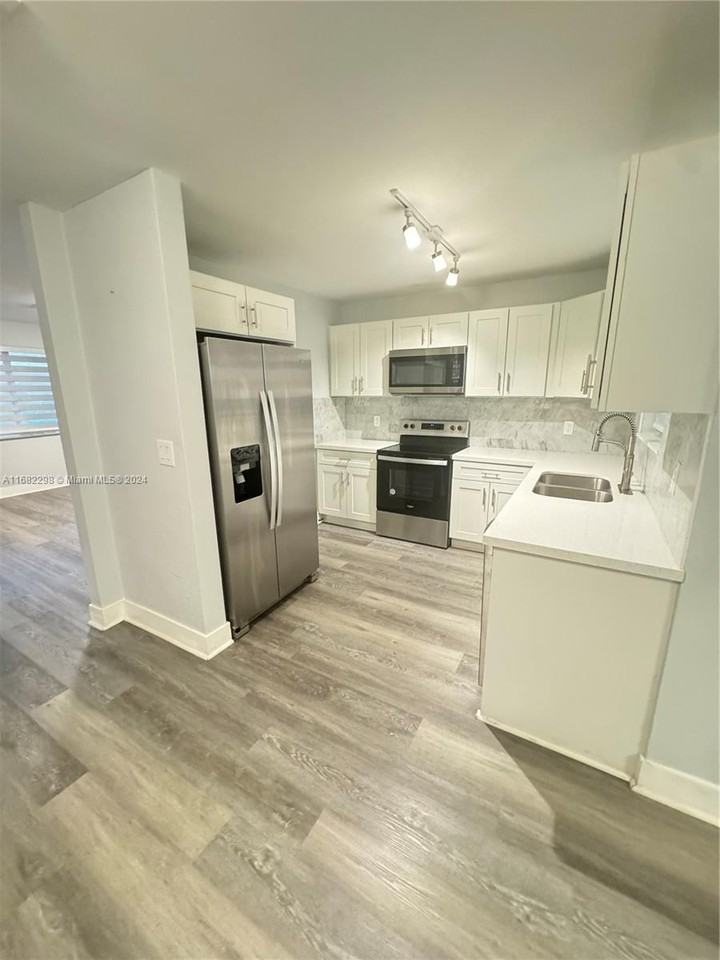 1020 N 74th Ter - Photo 2 of 8