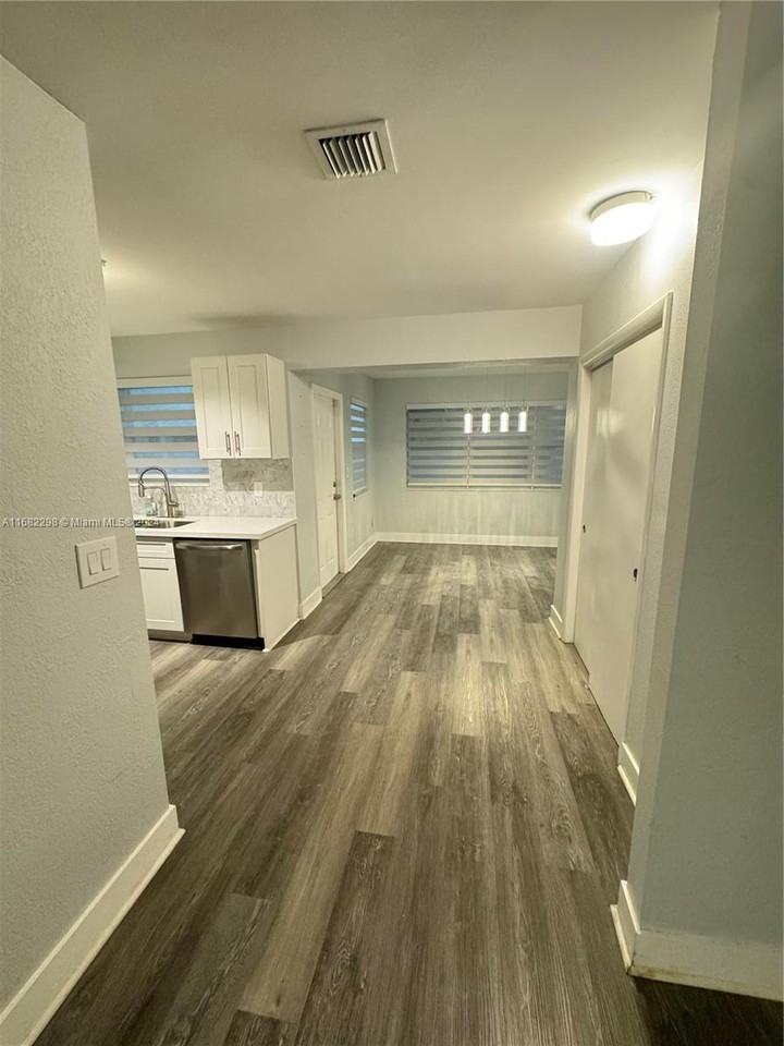 1020 N 74th Ter - Photo 3 of 8