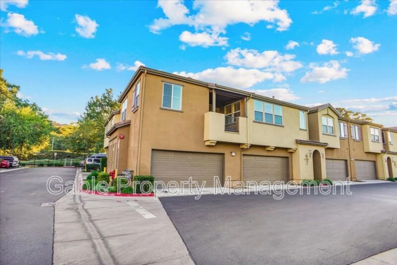 25405 Huxley Dr - Photo 2 of 19