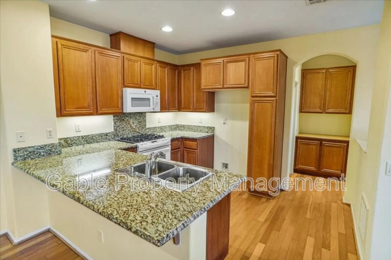 25405 Huxley Dr - Photo 3 of 19