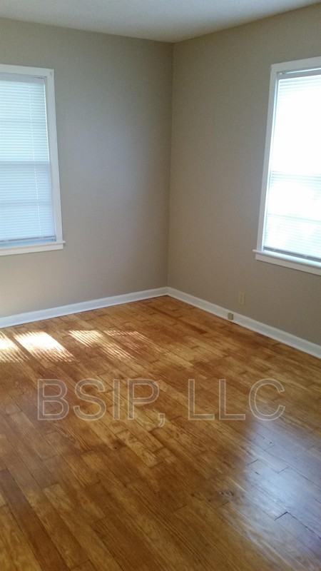 1141 Ne Chester Ave - Photo 4 of 8