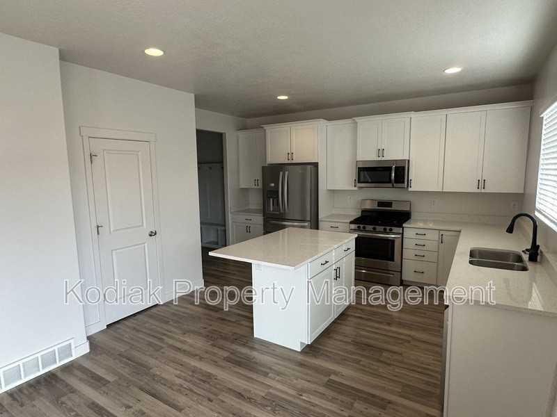 1028 E Bigelow Ave - Photo 3 of 40