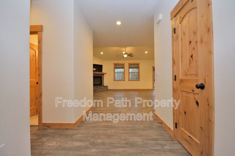 1025 Northview Dr - Photo 3 of 29