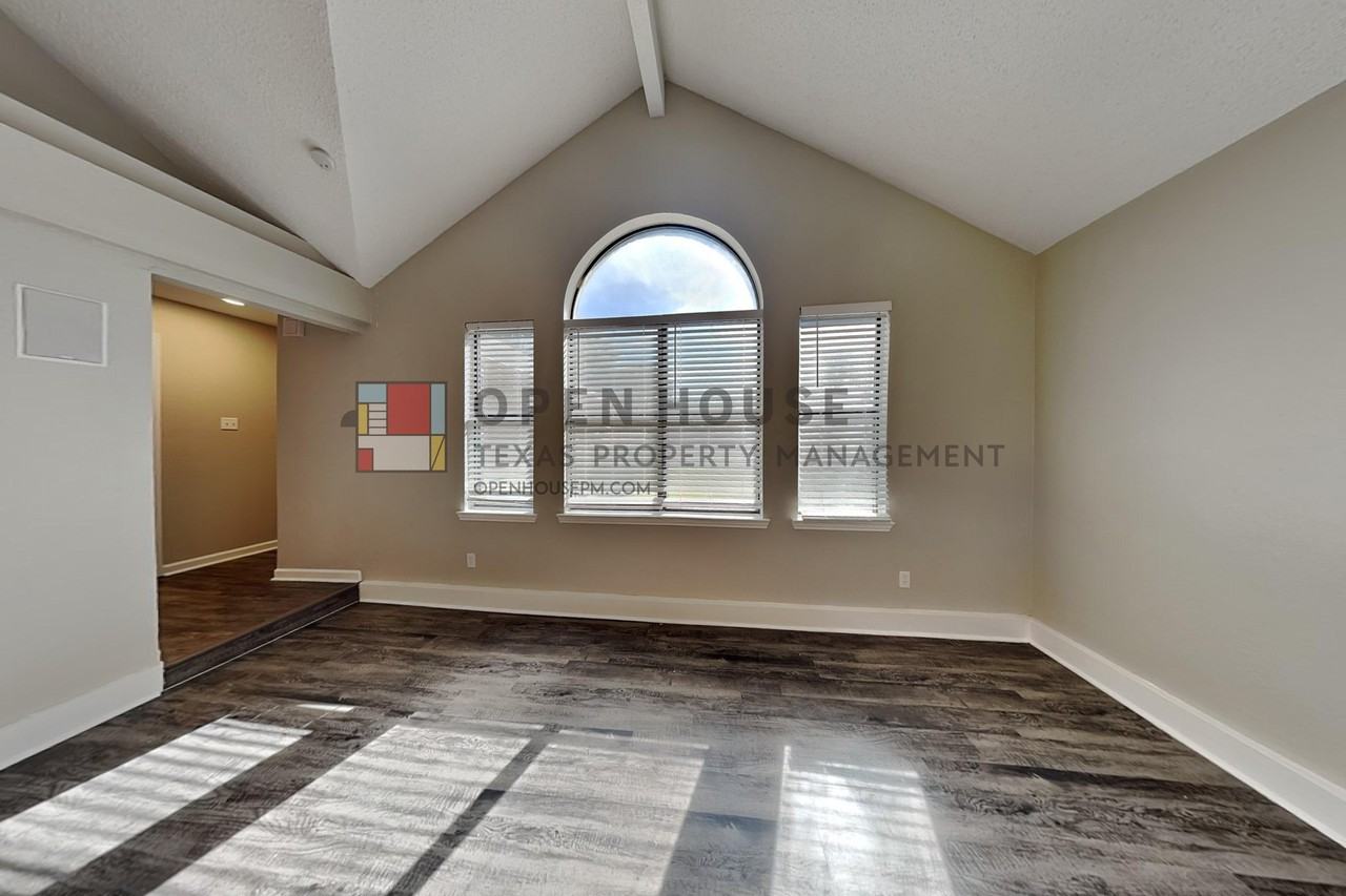629 Lake Bluff Dr - Photo 3 of 19