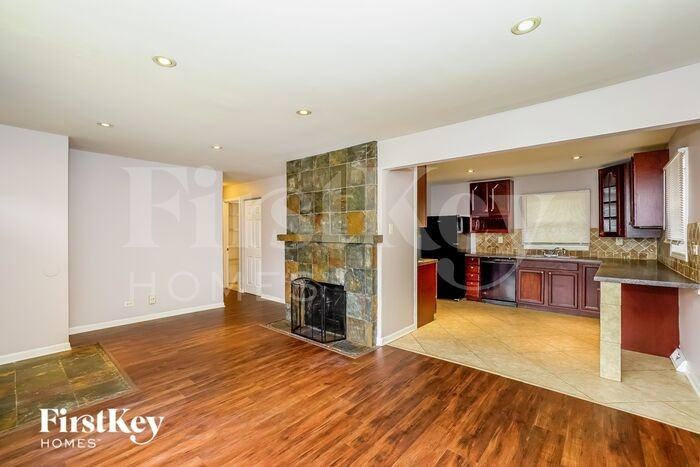 342 Suwanee St - Photo 2 of 15
