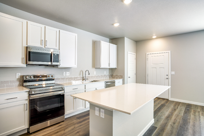 337 Molinar St - Photo 4 of 16