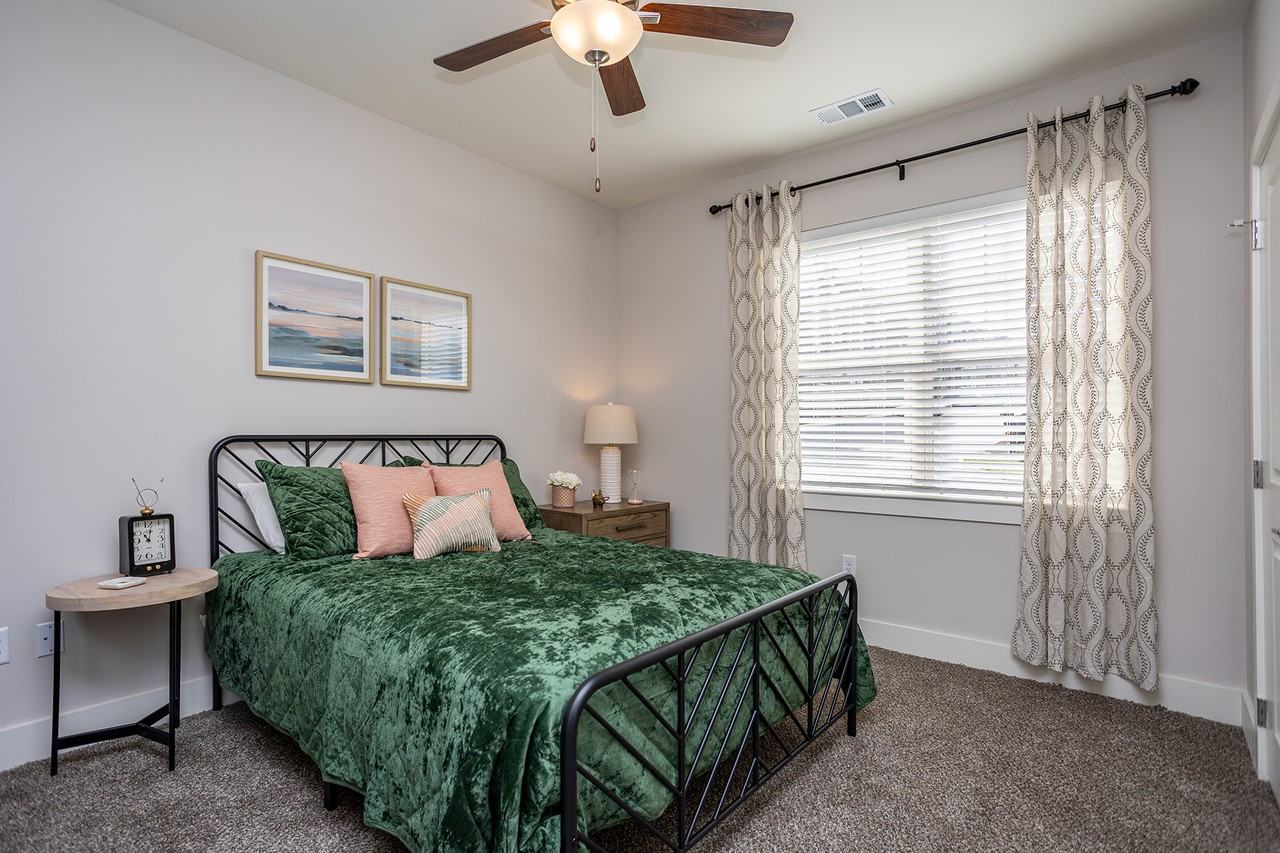 Farragut Junction Apartments - Photo 6 of 40
