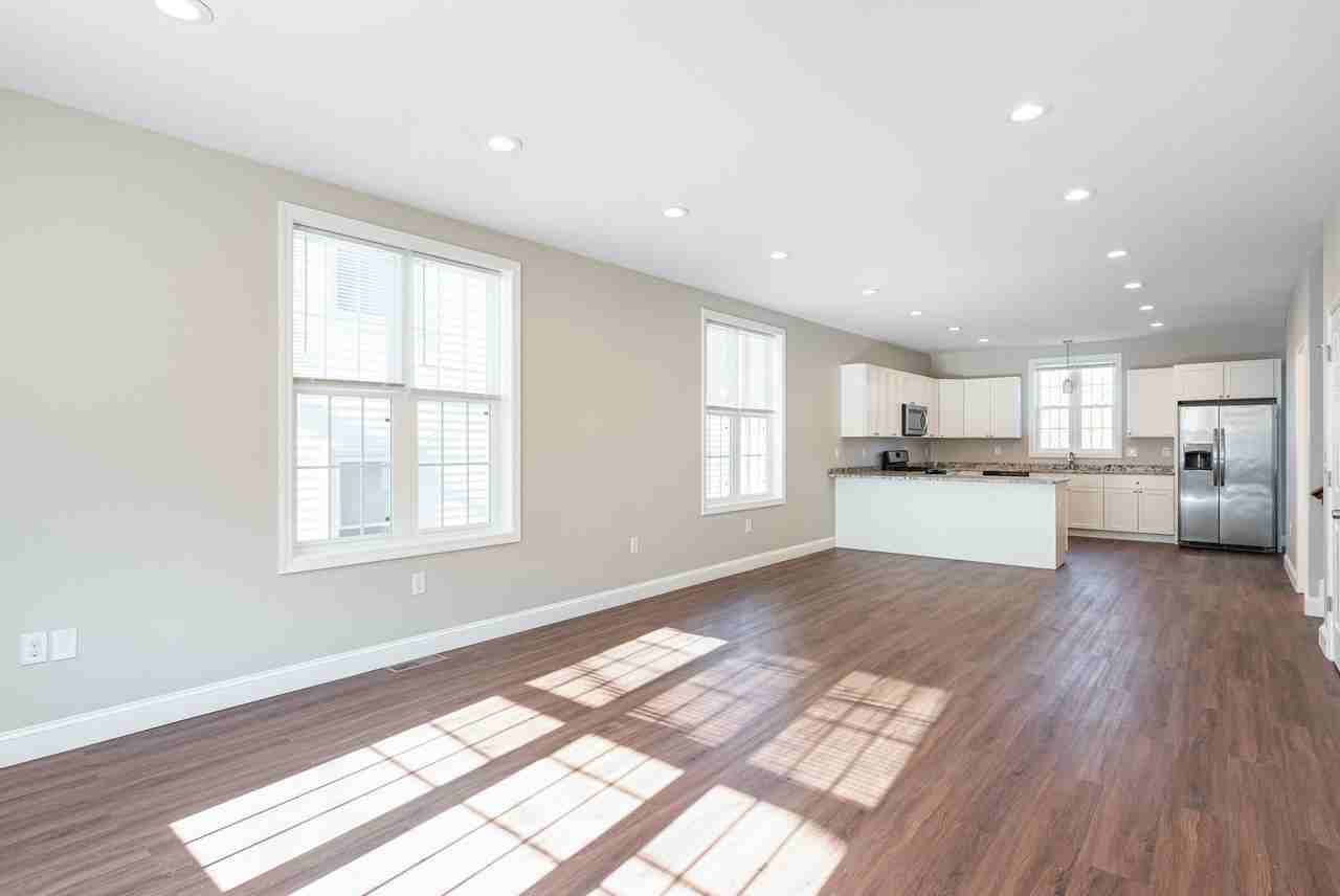 445 Admiral St - Photo 2 of 17