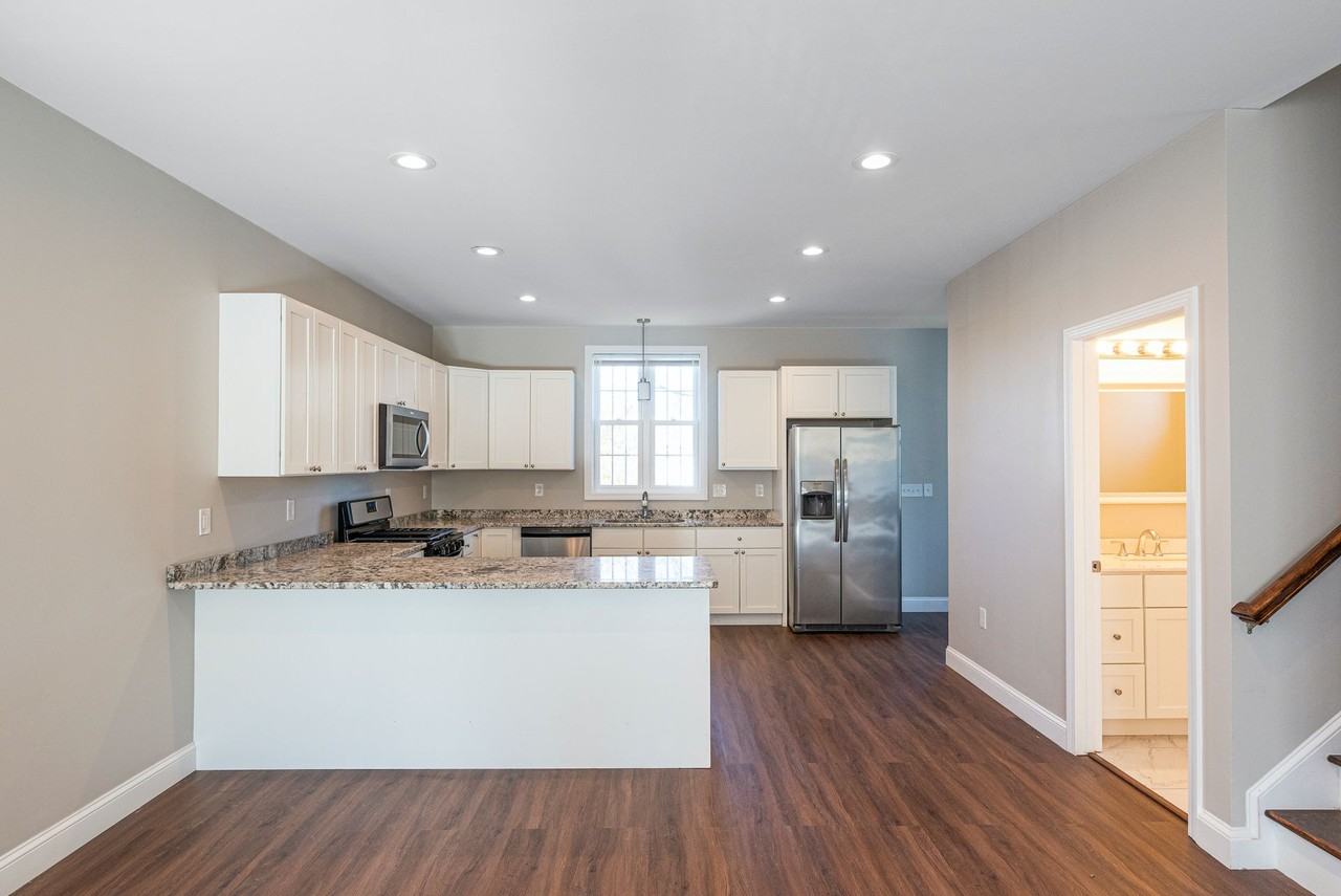 445 Admiral St - Photo 4 of 17