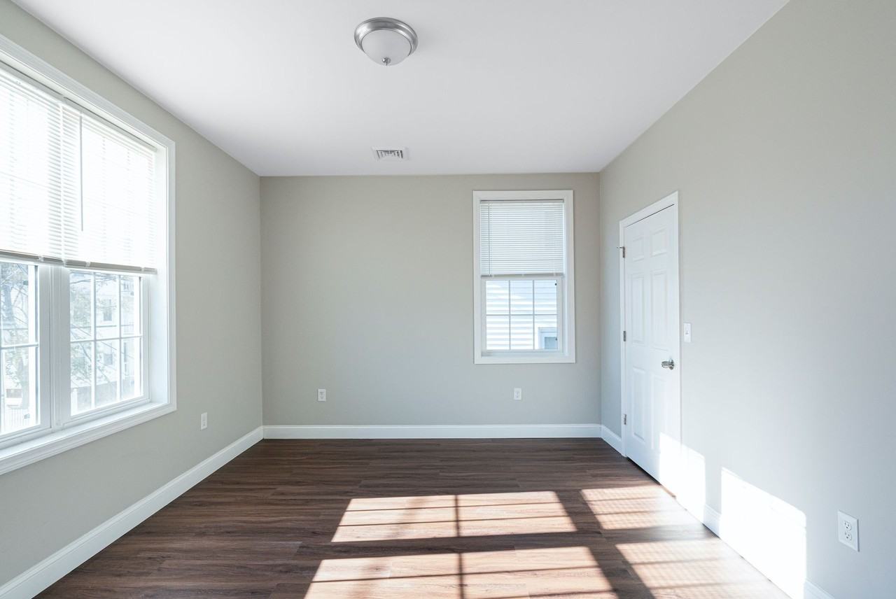445 Admiral St - Photo 5 of 17