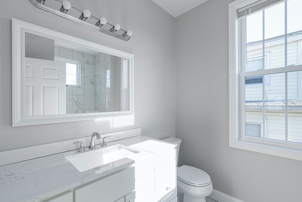 445 Admiral St - Photo 6 of 17