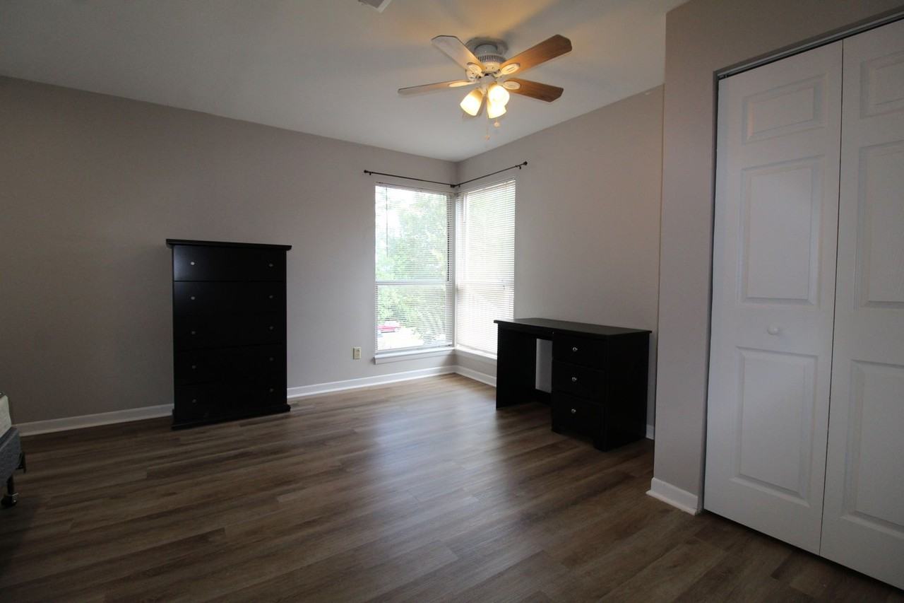 1342 Hunters Rd Apt B - Photo 5 of 18