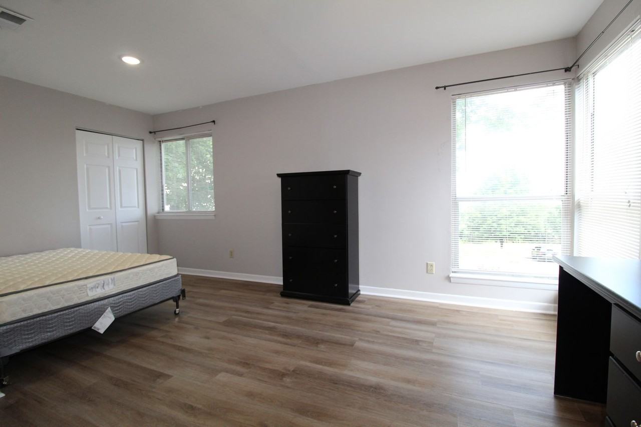 1342 Hunters Rd Apt B - Photo 6 of 18