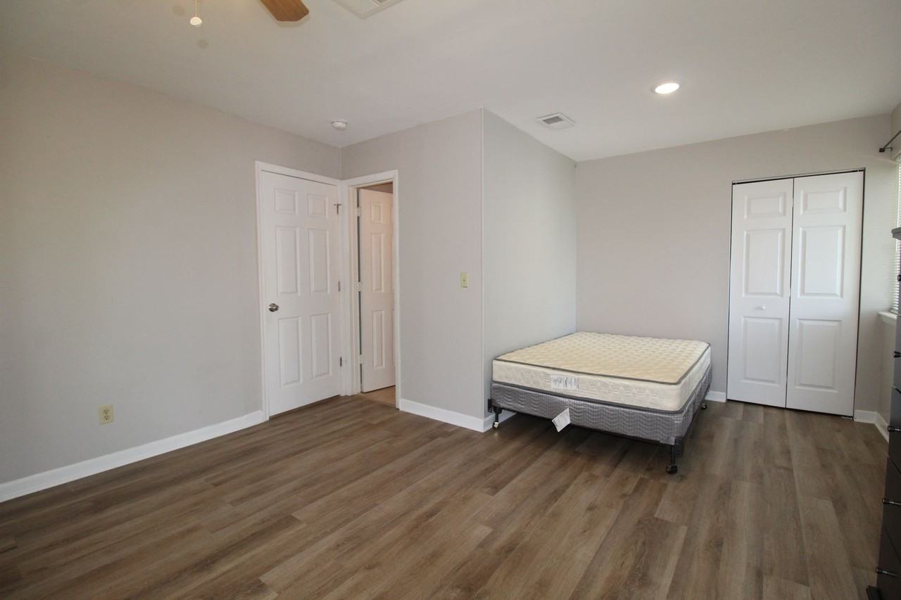 1342 Hunters Rd Apt B - Photo 7 of 18