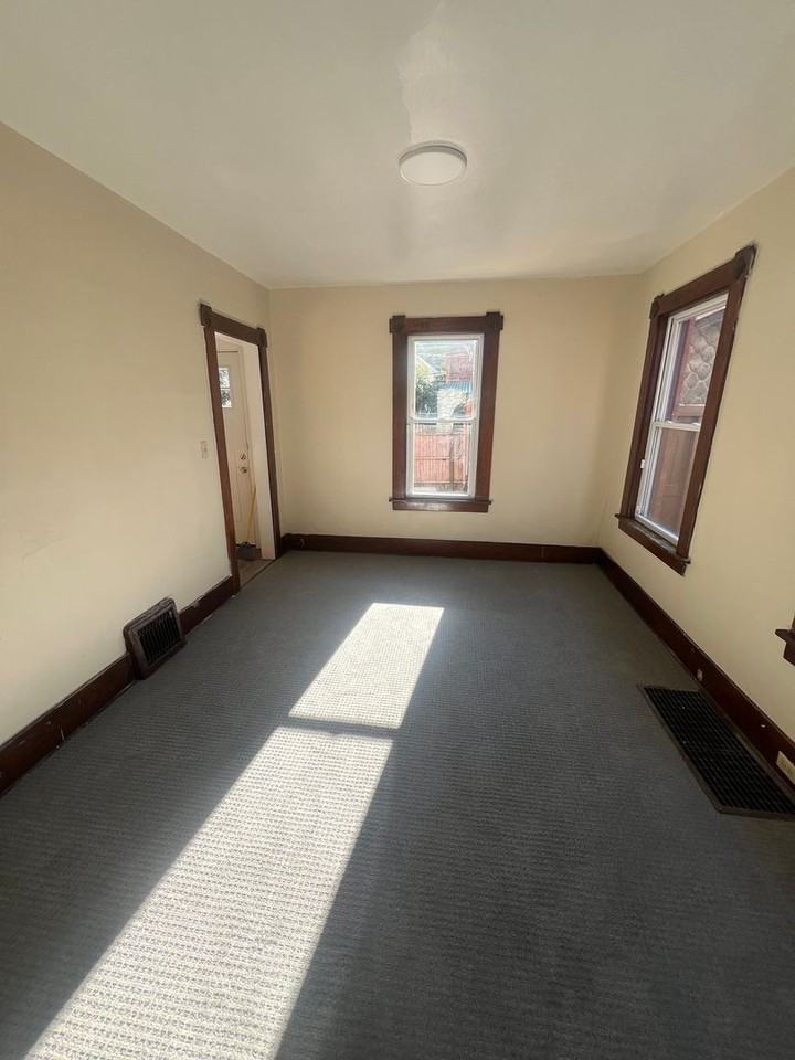 743 East 7th Street - Photo 5 of 12