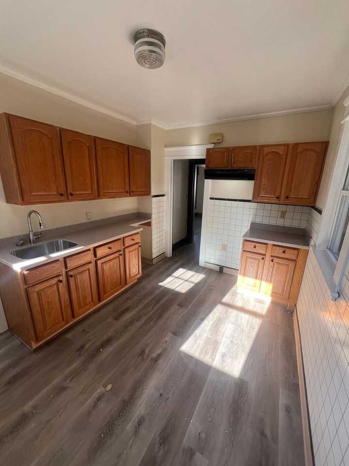 743 East 7th Street - Photo 6 of 12