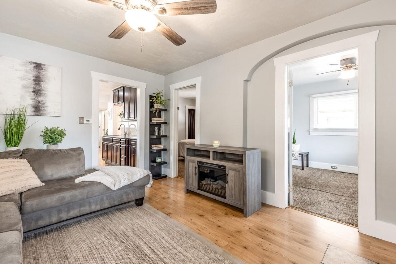 282 E Hollywood Ave - Photo 2 of 18