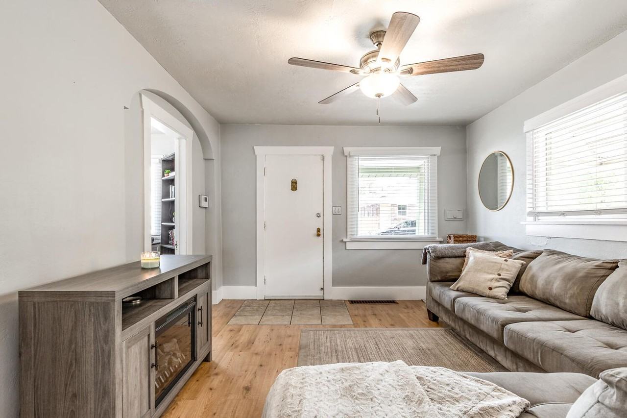 282 E Hollywood Ave - Photo 4 of 18