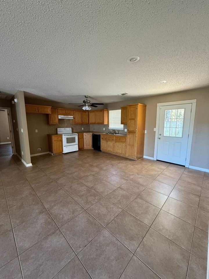 341 Lamplighter Dr - Photo 2 of 12