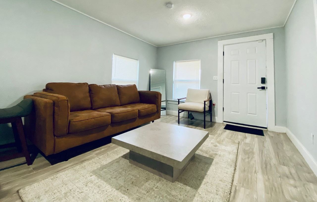 1024 Federal St - Photo 3 of 10