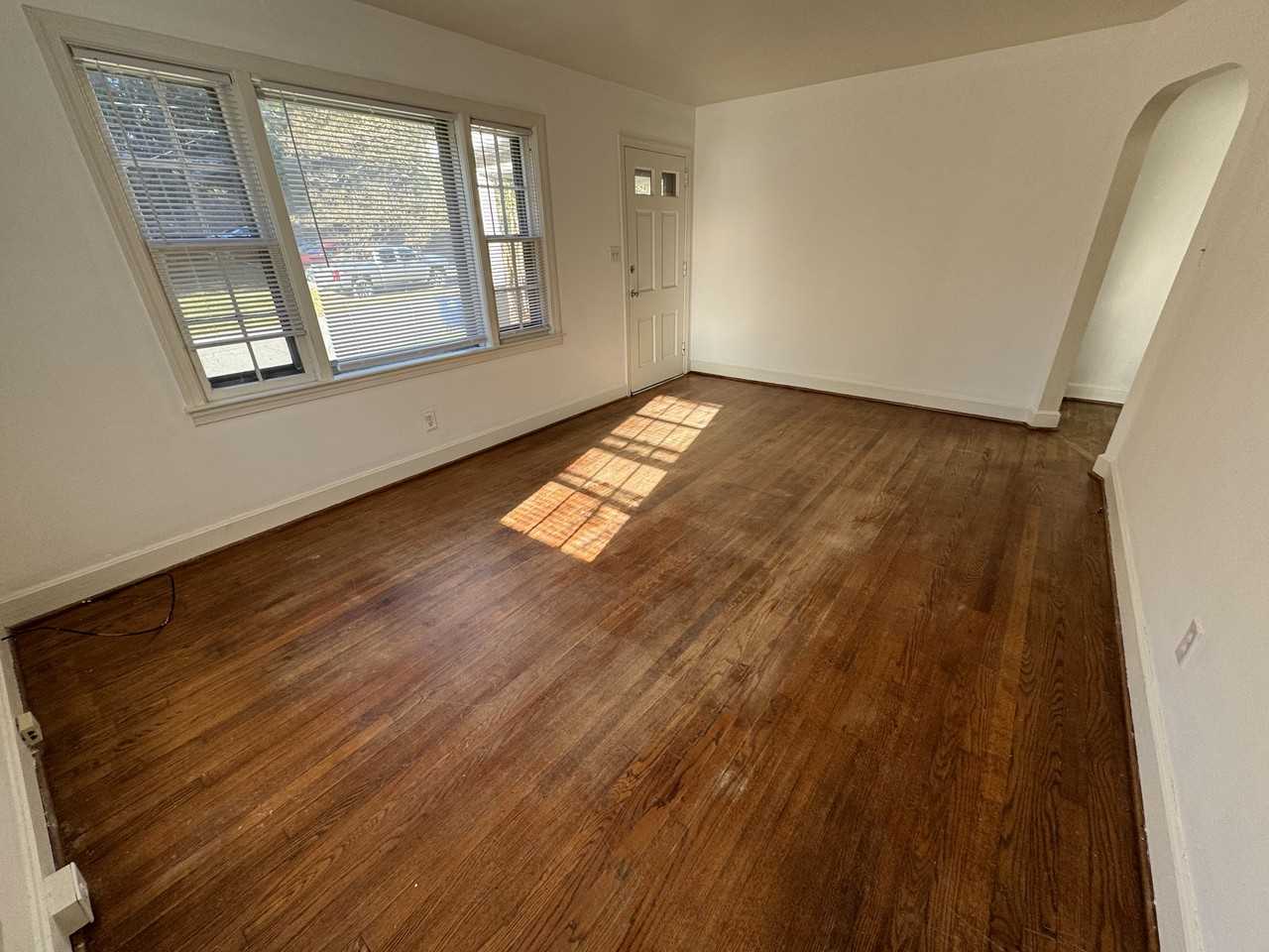 1044 W Bank St - Photo 3 of 21