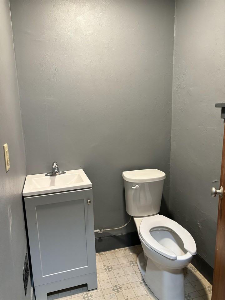 251 Market Ave - Photo 7 of 10