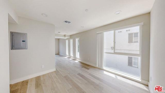 953 N Mariposa Ave - Photo 2 of 8