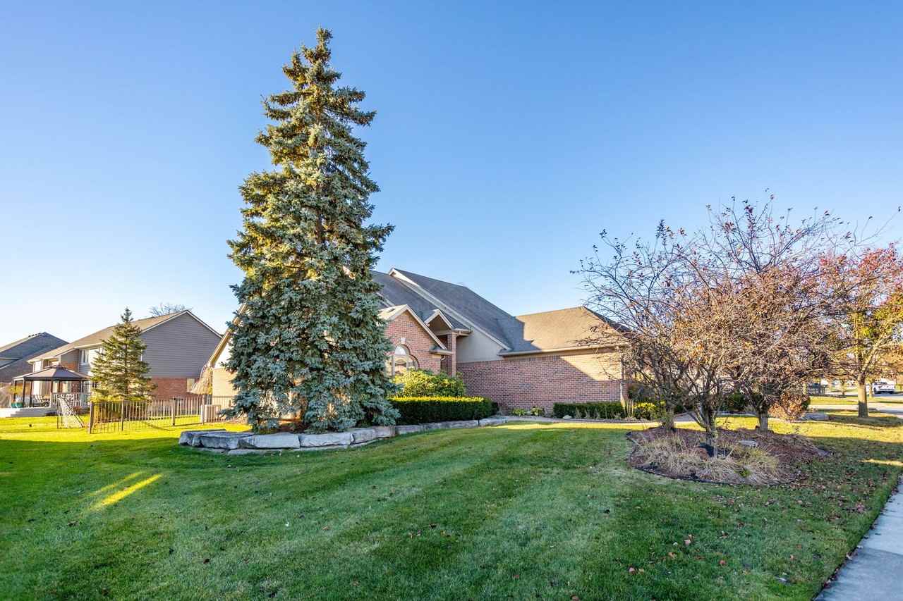 45491 Yorkshire Dr - Photo 2 of 8