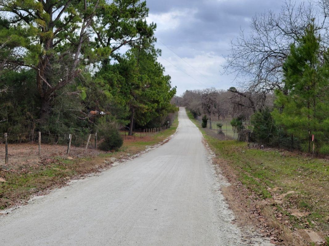 8601 Oakridge Dr - Photo 2 of 9