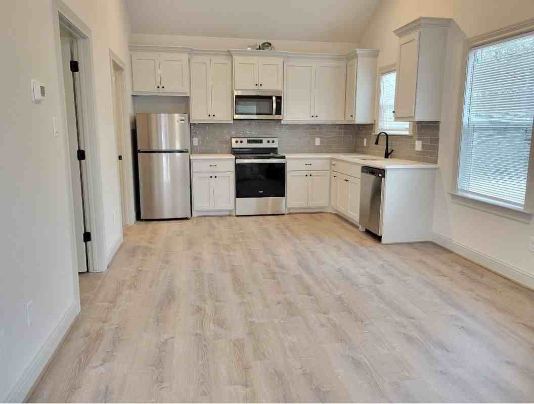 8601 Oakridge Dr - Photo 3 of 9