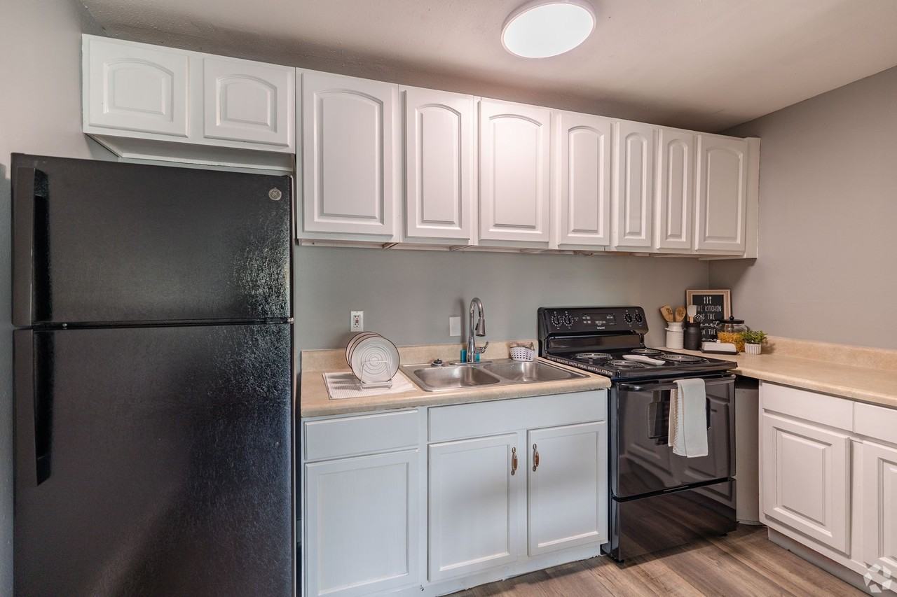 Ashton Place Apartments - Photo 3 of 18