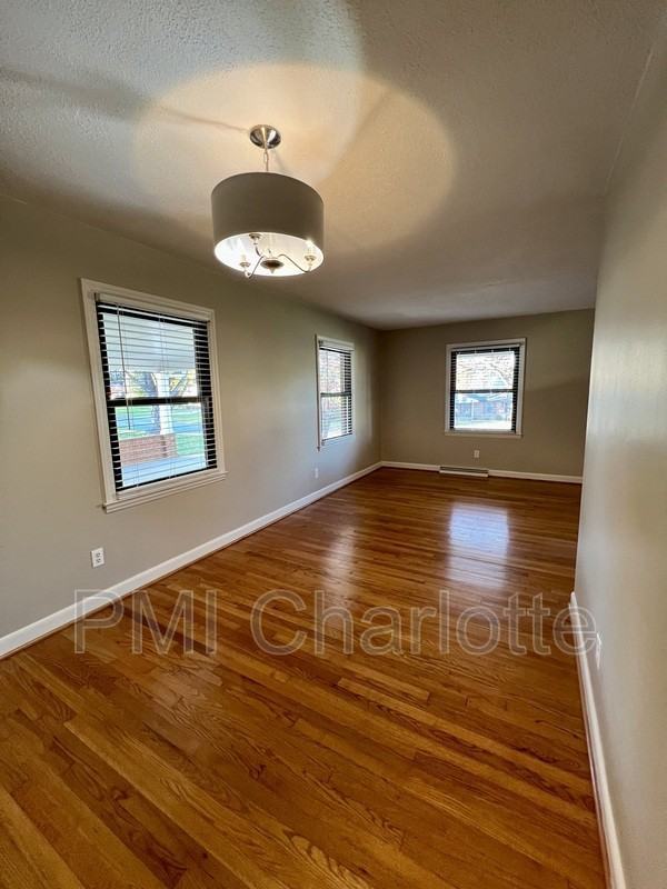 528 N Carolina Ave - Photo 7 of 32