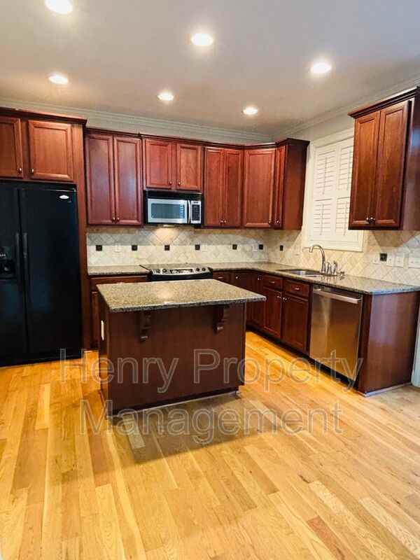 201 Thorndale Dr - Photo 4 of 15