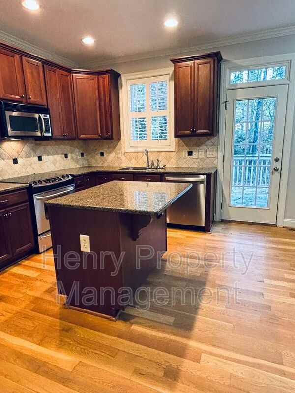 201 Thorndale Dr - Photo 5 of 15