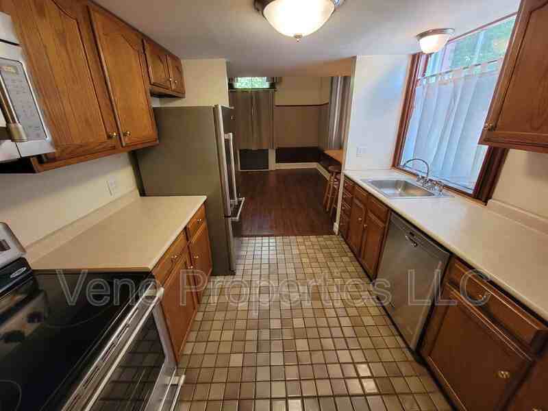 206 N Pearl St #105 - Photo 3 of 19