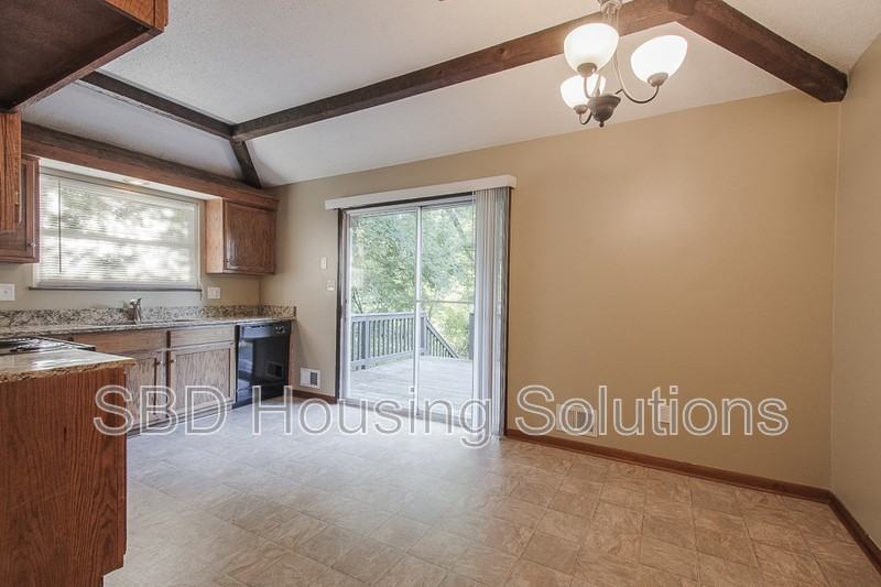 11951 Sycamore Ave - Photo 3 of 10