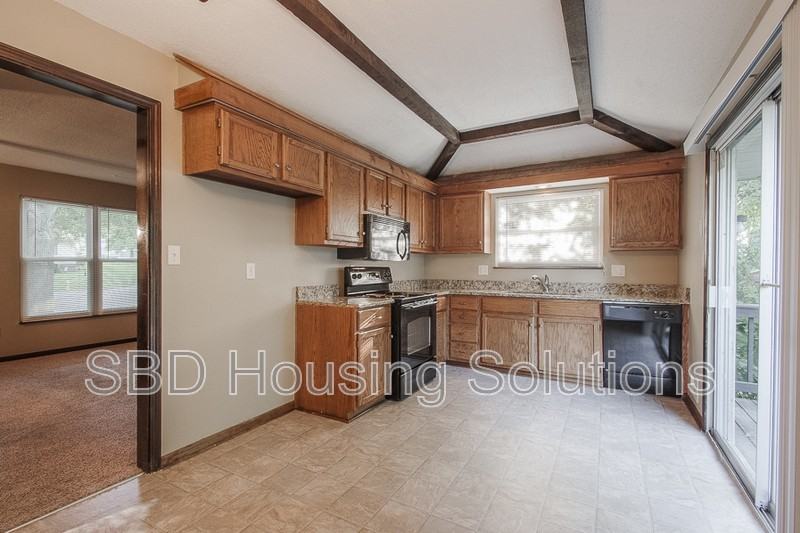 11951 Sycamore Ave - Photo 4 of 10