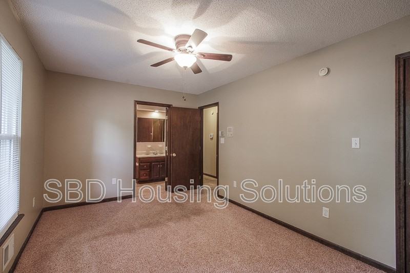 11951 Sycamore Ave - Photo 5 of 10