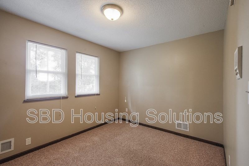 11951 Sycamore Ave - Photo 6 of 10