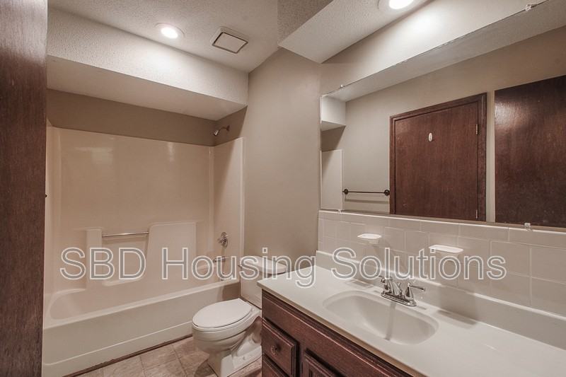 11951 Sycamore Ave - Photo 7 of 10