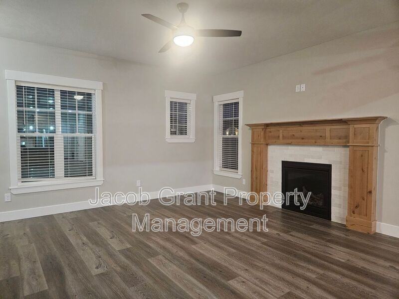 1930 Autumn Ln - Photo 2 of 12