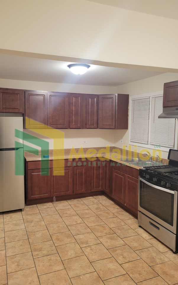 7919 S Kilbourn Ave - Photo 2 of 12