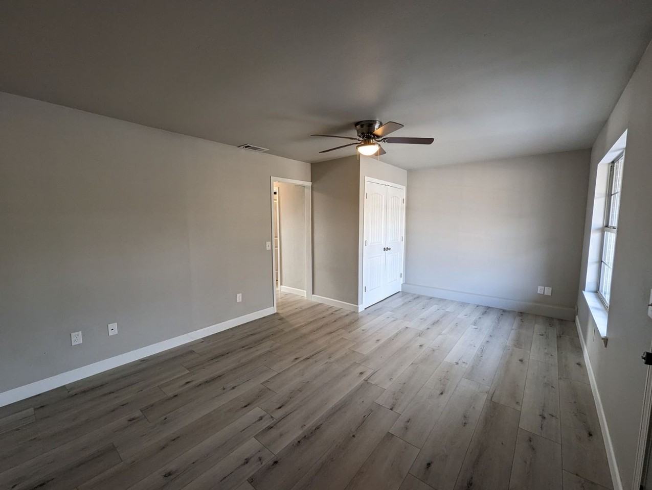 591 East Boswell Street - Photo 5 of 8