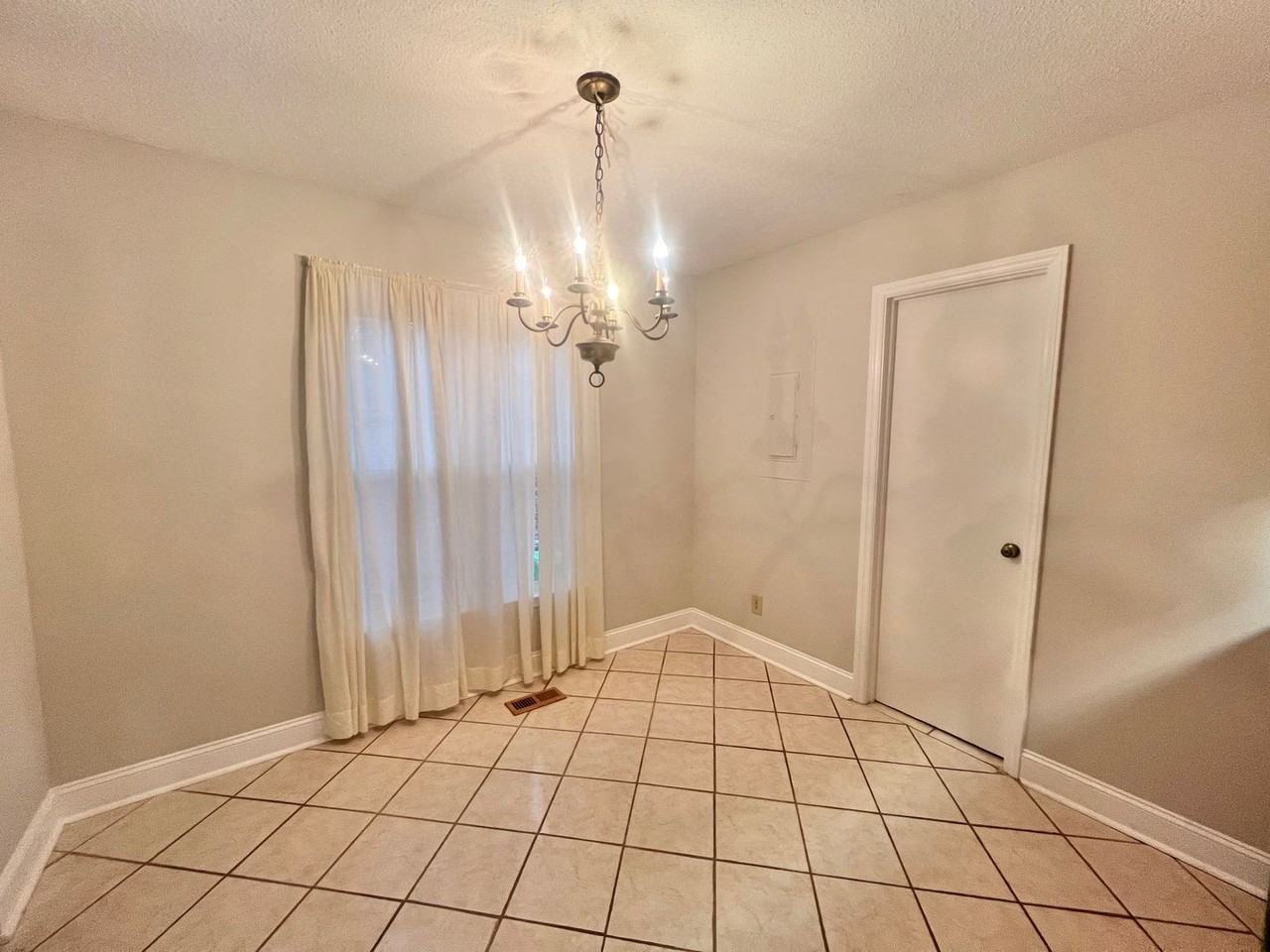 7504 Post Oak Rd - Photo 6 of 27